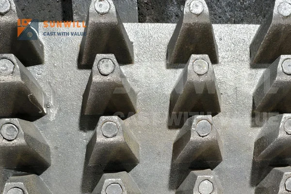 高锰钢镶嵌碳化钛(TiC)齿板,让初级对齿辊破碎机使用寿命提升超过 70%